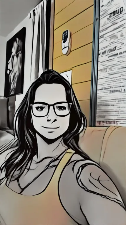 Charlotte avec des lunettes, décontractée